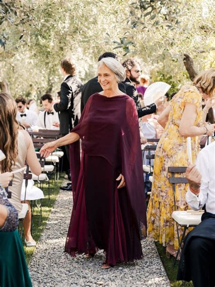 Can the mother of the bride wear red?