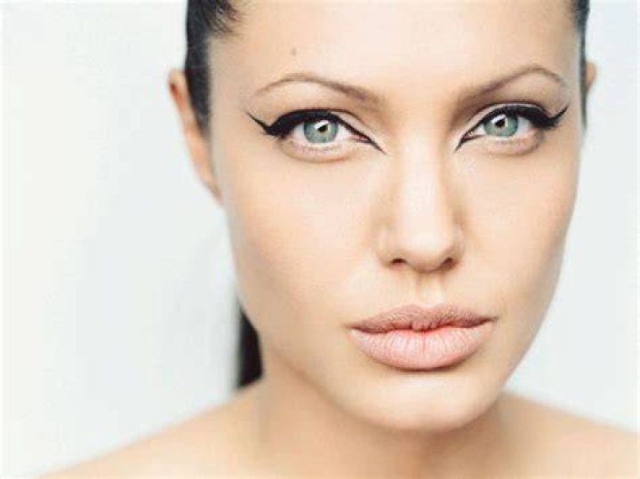 Does Angelina Jolie have green eyes?