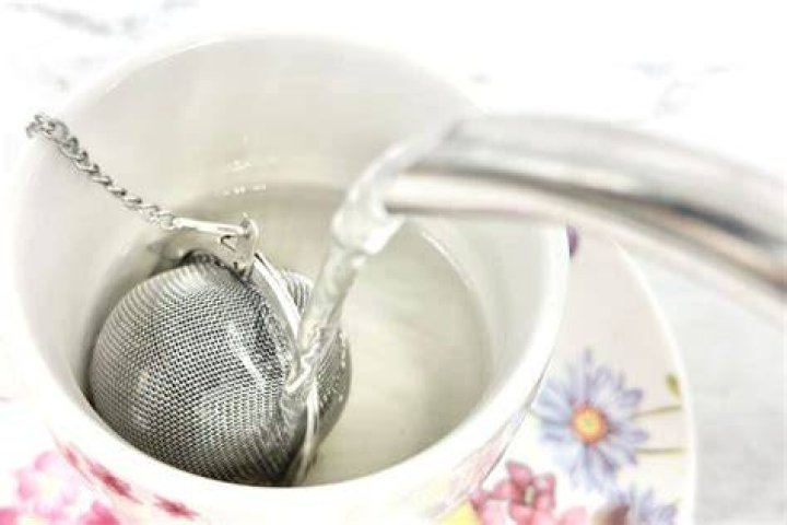 How do you use a loose leaf tea ball?