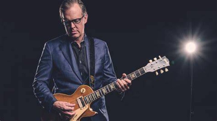 How many Les Pauls does Joe Bonamassa own?
