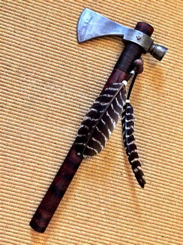 Is a tomahawk a throwing axe?