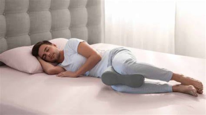 Is it good to sleep with a pillow under your knees?