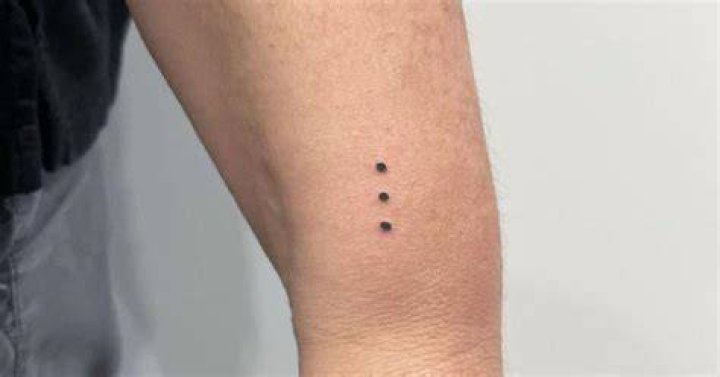 What do black dot tattoos mean?